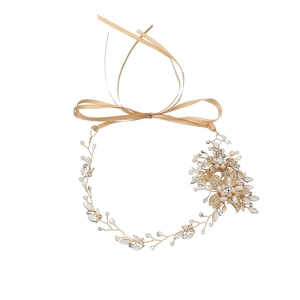 Vigne de cheveux de mariée dorée faite main avec perles, fleurs en émail et strass brillants