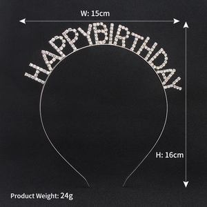 Détail de la couronne d'anniversaire argentée avec strass et lettres HAPPY BIRTHDAY