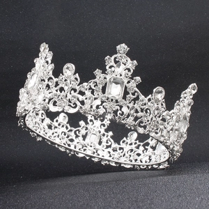 Dettaglio macro di una corona da sposa barocca argentata con cristalli scintillanti