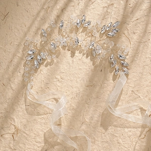 Détail d'un bandeau de mariée fait main avec fil d'argent, cristaux et ruban d'organza