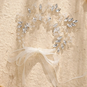 Bandeau de mariée élégant en cristaux avec vignes argentées et ruban en organza blanc