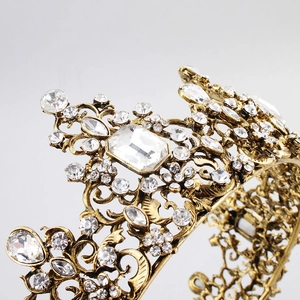 Lussuosa corona barocca in finitura oro vintage con cristalli e strass scintillanti