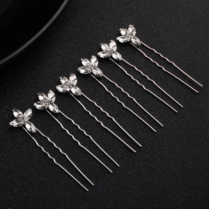 Set van 7 zilveren U-vormige haarspelden met fonkelende strass bloemen op zwarte basis