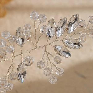 Vigne de cheveux de mariée exquise avec fil d'argent et feuilles en cristal brillant