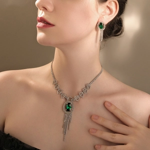 Lussuoso Set di Collana e Orecchini con Pietre Preziose Artificiali Verde Smeraldo e Nappe di Strass per Sposa Matrimonio Donna