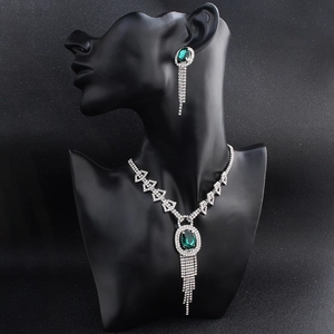 Macro di parure da sposa in argento con gemme verdi e nappe di diamanti scintillanti