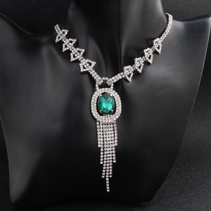 Set collana con nappe di strass e gemma verde ovale per sposa e accessori da cerimonia