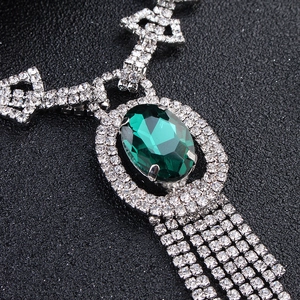 Set gioielli da sposa con collana di pietre verdi ovali e nappe di strass scintillanti