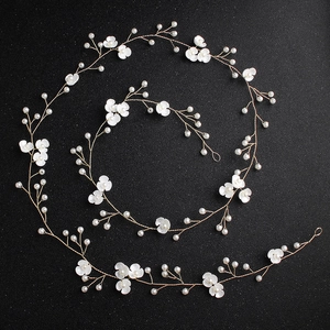 Vigne de cheveux de mariée faite main avec fleurs blanches et perles sur fil doré pour mariage
