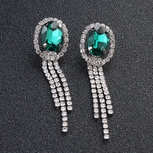 Orecchini a nappa in argento con pietre ovali verde smeraldo e strass bianchi