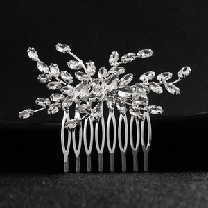 Vue détaillée d'un peigne de mariée avec strass marquise sur base en métal argenté