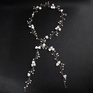 Serre-tête de mariée artisanal d'un mètre avec fleurs blanches et perles sur fil doré