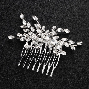 Détail du peigne à cheveux argenté avec strass marquise et ronds pour coiffure de mariée