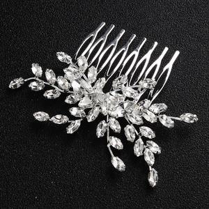 Détails du peigne à cheveux de mariage argenté avec strass marquise et motif feuille