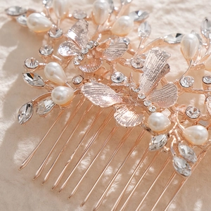 Peigne à cheveux papillon en or rose avec strass brillants et perles blanches