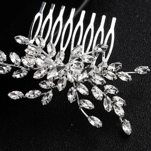 Détail du peigne de mariée avec feuilles argentées et strass en cristal marquise polis
