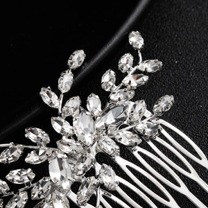 Détail macro du peigne à cheveux de mariée argenté avec strass brillants en feuilles