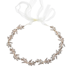 Détail d'un bandeau de mariée en forme de feuille avec strass et ruban blanc