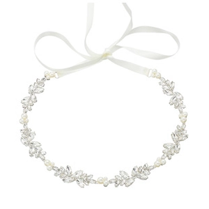 Détail de vigne de cheveux de mariée avec cristaux marquise et perles sur ruban satin