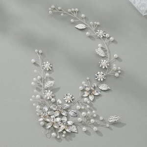 Vigne de cheveux de mariée argentée avec perles, strass et feuilles sur fond gris