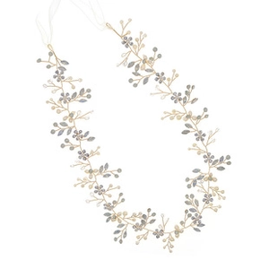 Détail d'une vigne de cheveux de mariée avec feuilles bleues et perles dorées