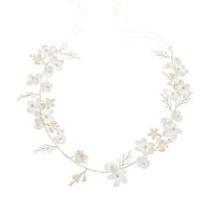 Détail d'une vigne de cheveux de mariée avec fleurs en tissu blanc et perles nacrées