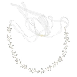 Détail macro de ceinture de mariée avec perles blanches et motif de feuilles tissé