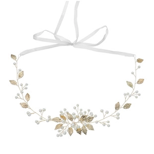 Détail d'une vigne de cheveux de mariée avec feuilles dorées et perles blanches