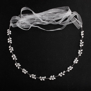 Ceinture de mariée élégante avec perles délicates et ruban en organza sur fond noir