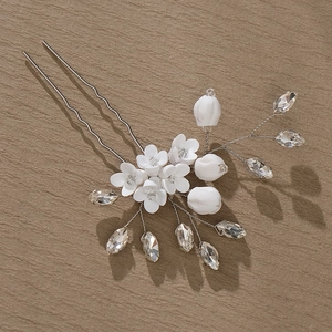 Détail de l'épingle à cheveux fleur en céramique faite main avec perles de cristal