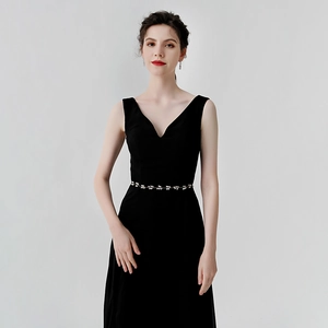 Robe noire élégante sans manches avec ceinture en perles et feuilles argentées