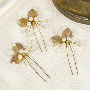 Drei goldene Schmetterling-Haarnadeln mit Perlen und Kristallen für Brautfrisuren