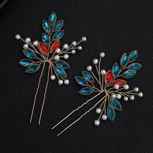 Dettaglio di forcine per capelli da sposa fatte a mano con cristalli e perle