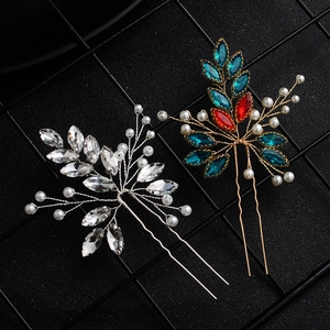 Dettagli di forcine per capelli da sposa fatte a mano con cristalli colorati e perle