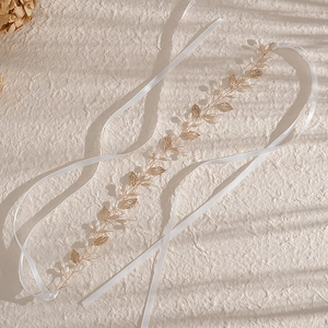Serre-tête de mariée fait main avec feuilles dorées, perles blanches et rubans
