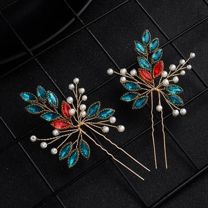 Dettaglio delle forcine da sposa fatte a mano con cristalli blu e perle eleganti