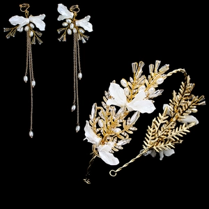 Elegantes Brautschmuck-Set mit Perlen-Keramikblüten und Kristall-Ohrringen auf schwarzem Grund
