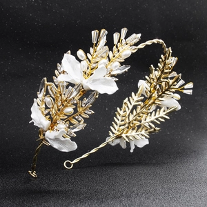 Exquisites goldenes Braut-Tiara mit weißen Harzblüten, Perlen und Kristalldetails