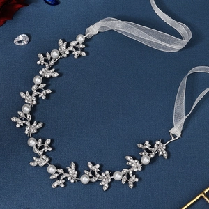 Détail d'une vigne à cheveux de mariée en argent avec feuilles en alliage et perles