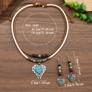 Détail d'un ensemble bijoux bohème turquoise avec collier et boucles d'oreilles et tailles