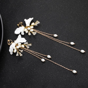 Elegante Brautohrringe mit Perlen, Kristallen und goldenen Quasten in Blumenoptik