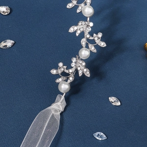 Vue détaillée du bandeau de mariée avec feuilles en alliage, perles et accents de cristal