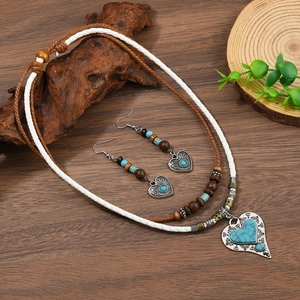 Parure bohème avec perles turquoise, cordons cuir et pendentifs cœur style vintage