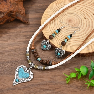 Détail d'un ensemble bijoux bohème avec collier en perles turquoise et boucles d'oreilles