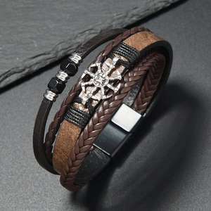 Gros plan du bracelet multicouche en cuir pour homme avec perles et fermoir aimanté