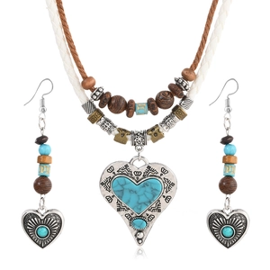 Détail du pendentif cœur en turquoise avec cordons en cuir et perles de bois