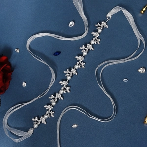 Bandeau de mariée élégant avec feuilles en alliage, perles et cristaux sur fond bleu