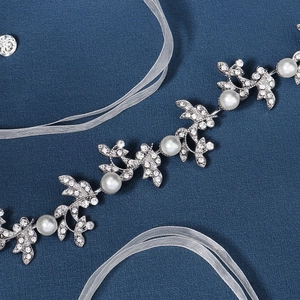 Vigne de cheveux mariée en alliage argenté avec feuilles, strass et perles sur fond bleu