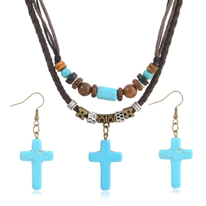Vue détaillée du pendentif croix turquoise avec collier de perles et boucles d'oreilles