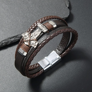 Détail du marteau de Thor Mjölnir sur un bracelet multicouche en cuir tressé rétro